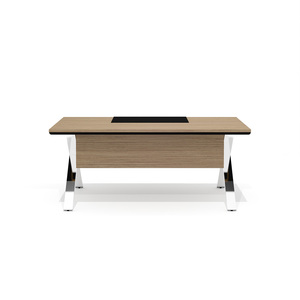 Стол руководителя с траверсом на металлическом каркасе