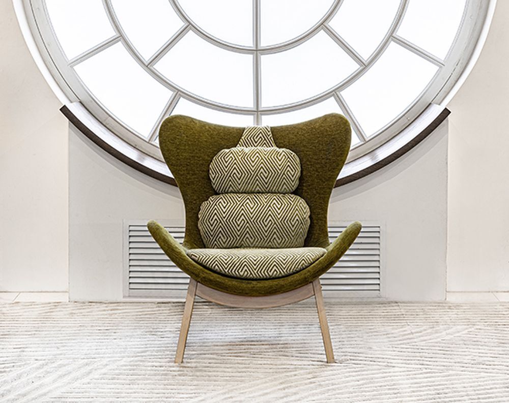 Кресло на деревянных опорах